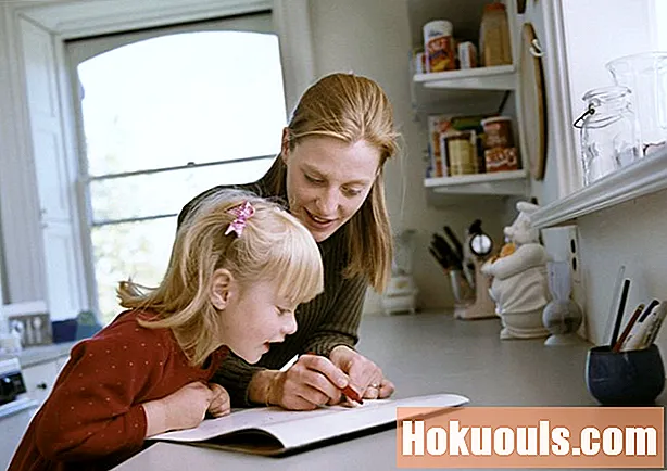 Kaip maži vaikai gali padėti tėvams, dirbantiems namuose