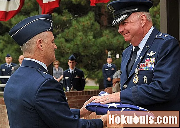 Bär uniformen för flygvapenpensionärer och veteraner