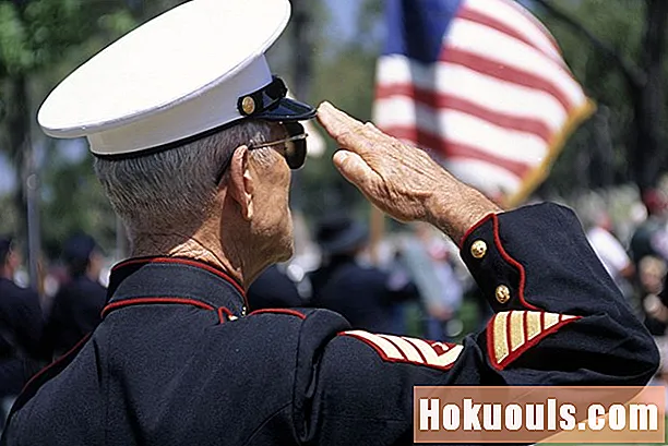 Amikor a tengerészgyalogos nyugdíjasok és veteránok egyenruhát viseljenek